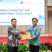 Dokumentasi: Wegik mewakili Universitas Pertamina menyerahkan tanda apresiasi kepada pembicara pada kegiatan Green Chemistry for Industrial Excellence.