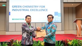 Dokumentasi: Wegik mewakili Universitas Pertamina menyerahkan tanda apresiasi kepada pembicara pada kegiatan Green Chemistry for Industrial Excellence.