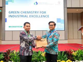 Dokumentasi: Wegik mewakili Universitas Pertamina menyerahkan tanda apresiasi kepada pembicara pada kegiatan Green Chemistry for Industrial Excellence.