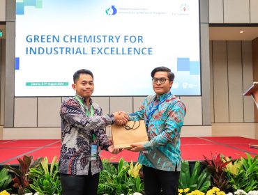 Dokumentasi: Wegik mewakili Universitas Pertamina menyerahkan tanda apresiasi kepada pembicara pada kegiatan Green Chemistry for Industrial Excellence.