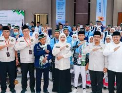 Gubernur Khofifah Lepas Kloter Pertama Haji Embarkasi Surabaya, 380 Jemaah Probolinggo Berangkat ke Madinah