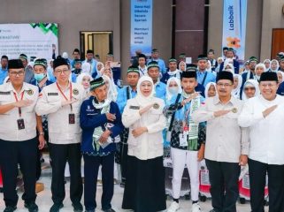 Gubernur Khofifah Lepas Kloter Pertama Haji Embarkasi Surabaya, 380 Jemaah Probolinggo Berangkat ke Madinah