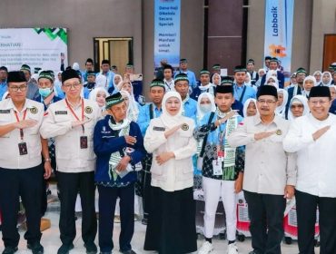 Gubernur Khofifah Lepas Kloter Pertama Haji Embarkasi Surabaya, 380 Jemaah Probolinggo Berangkat ke Madinah