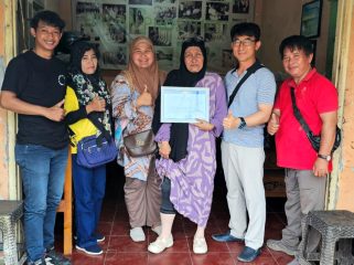 Yayasan Global Pelangi Serahkan Bantuan Kaki Palsu Untuk Warga Depok