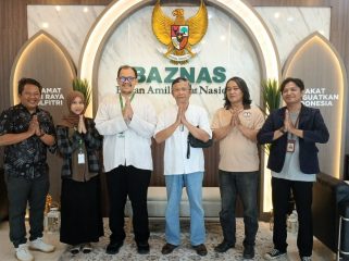 Foto Bersama Sekjen/Plt. Ketum SWI Herry Budiman yang didampingi Kabid OKK Riki, Kabid Media Massa Aldimas dan Pengurus SWI Depok Ardhi diterima oleh Donny Fajar Ramadhan
Community Partnership Officer Divisi Retail dan staf.