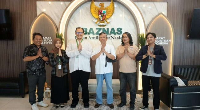 Foto Bersama Sekjen/Plt. Ketum SWI Herry Budiman yang didampingi Kabid OKK Riki, Kabid Media Massa Aldimas dan Pengurus SWI Depok Ardhi diterima oleh Donny Fajar Ramadhan
Community Partnership Officer Divisi Retail dan staf.