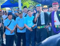 Mangnguluang Mansur Sekretaris Daerah (Sekda) Kota Depok, saat menyaksikan palang pintu. (Dok. Diskominfo Kota Depok)