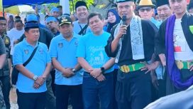 Mangnguluang Mansur Sekretaris Daerah (Sekda) Kota Depok, saat menyaksikan palang pintu. (Dok. Diskominfo Kota Depok)