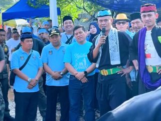 Mangnguluang Mansur Sekretaris Daerah (Sekda) Kota Depok, saat menyaksikan palang pintu. (Dok. Diskominfo Kota Depok)