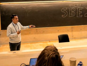 Dok: Dr. Koko saat mempresentasikan karya ilmiahnya dalam konferensi International Sustainable Built Environment 2025 (SBE25) di Trondheim, Norwegia.