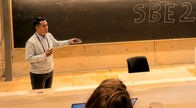 Dok: Dr. Koko saat mempresentasikan karya ilmiahnya dalam konferensi International Sustainable Built Environment 2025 (SBE25) di Trondheim, Norwegia.