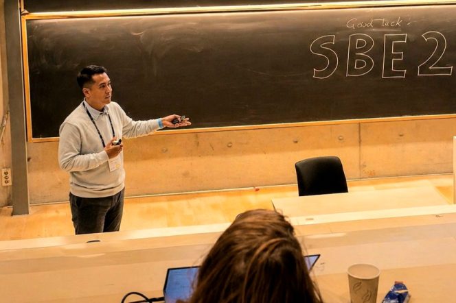 
					Dok: Dr. Koko saat mempresentasikan karya ilmiahnya dalam konferensi International Sustainable Built Environment 2025 (SBE25) di Trondheim, Norwegia.