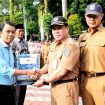 Sekretaris Daerah (Sekda) Kota Depok, Mangnguluang Mansur menyerahkan Surat Keputusan (SK) Pensiun dan bantuan dari Korps Pegawai Republik Indonesia (KORPRI) Kota Depok.  (dok.Humas dan Prokopim Depok).