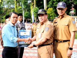 Sekretaris Daerah (Sekda) Kota Depok, Mangnguluang Mansur menyerahkan Surat Keputusan (SK) Pensiun dan bantuan dari Korps Pegawai Republik Indonesia (KORPRI) Kota Depok.  (dok.Humas dan Prokopim Depok).