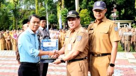 Sekretaris Daerah (Sekda) Kota Depok, Mangnguluang Mansur menyerahkan Surat Keputusan (SK) Pensiun dan bantuan dari Korps Pegawai Republik Indonesia (KORPRI) Kota Depok.  (dok.Humas dan Prokopim Depok).