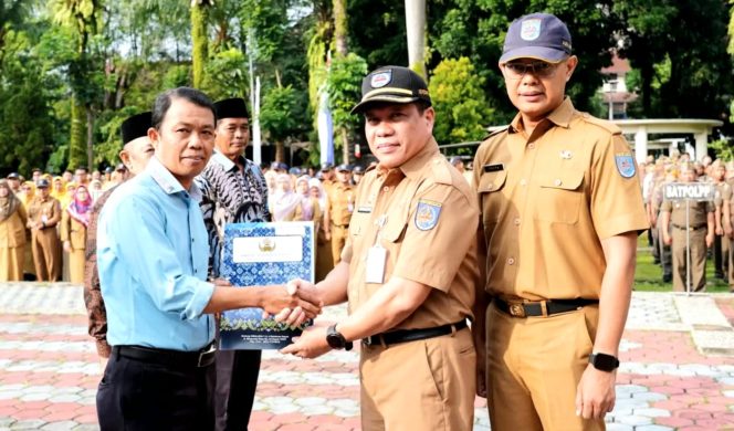 
					Sekretaris Daerah (Sekda) Kota Depok, Mangnguluang Mansur menyerahkan Surat Keputusan (SK) Pensiun dan bantuan dari Korps Pegawai Republik Indonesia (KORPRI) Kota Depok.  (dok.Humas dan Prokopim Depok).