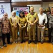 Foto bersama Ahmad Fajri, S.H,.MH., Kepala Pusat Fasilitasi Kerja Sama (Pusfasker), didampingi Kepala Bidang Kerja Sama Dalam Negeri Maria Rizeria Nusianti, S.H., MAP, Analis Kebijakan Ahli Muda George V.O Korwa, S.IP, Penata Layanan Operasional Aulia Dara Piyavadi, S.I.Kom dan Bintang Siagian, saat menerima Sekjend SWI Herry Budiman, didampingi Kabid OKK Riki, Kabid Media Massa Aldimas dan Kabid Hubal Arief Ramdhani. (Dok. Narsum)