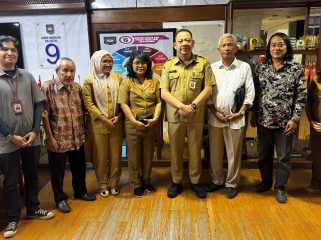 Foto bersama Ahmad Fajri, S.H,.MH., Kepala Pusat Fasilitasi Kerja Sama (Pusfasker), didampingi Kepala Bidang Kerja Sama Dalam Negeri Maria Rizeria Nusianti, S.H., MAP, Analis Kebijakan Ahli Muda George V.O Korwa, S.IP, Penata Layanan Operasional Aulia Dara Piyavadi, S.I.Kom dan Bintang Siagian, saat menerima Sekjend SWI Herry Budiman, didampingi Kabid OKK Riki, Kabid Media Massa Aldimas dan Kabid Hubal Arief Ramdhani. (Dok. Narsum)