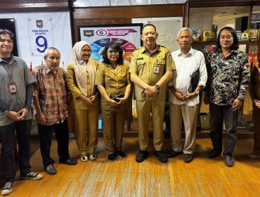 Foto bersama Ahmad Fajri, S.H,.MH., Kepala Pusat Fasilitasi Kerja Sama (Pusfasker), didampingi Kepala Bidang Kerja Sama Dalam Negeri Maria Rizeria Nusianti, S.H., MAP, Analis Kebijakan Ahli Muda George V.O Korwa, S.IP, Penata Layanan Operasional Aulia Dara Piyavadi, S.I.Kom dan Bintang Siagian, saat menerima Sekjend SWI Herry Budiman, didampingi Kabid OKK Riki, Kabid Media Massa Aldimas dan Kabid Hubal Arief Ramdhani. (Dok. Narsum)