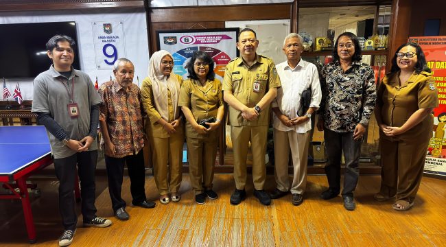 Foto bersama Ahmad Fajri, S.H,.MH., Kepala Pusat Fasilitasi Kerja Sama (Pusfasker), didampingi Kepala Bidang Kerja Sama Dalam Negeri Maria Rizeria Nusianti, S.H., MAP, Analis Kebijakan Ahli Muda George V.O Korwa, S.IP, Penata Layanan Operasional Aulia Dara Piyavadi, S.I.Kom dan Bintang Siagian, saat menerima Sekjend SWI Herry Budiman, didampingi Kabid OKK Riki, Kabid Media Massa Aldimas dan Kabid Hubal Arief Ramdhani. (Dok. Narsum)
