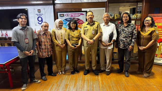 
					Foto bersama Ahmad Fajri, S.H,.MH., Kepala Pusat Fasilitasi Kerja Sama (Pusfasker), didampingi Kepala Bidang Kerja Sama Dalam Negeri Maria Rizeria Nusianti, S.H., MAP, Analis Kebijakan Ahli Muda George V.O Korwa, S.IP, Penata Layanan Operasional Aulia Dara Piyavadi, S.I.Kom dan Bintang Siagian, saat menerima Sekjend SWI Herry Budiman, didampingi Kabid OKK Riki, Kabid Media Massa Aldimas dan Kabid Hubal Arief Ramdhani. (Dok. Narsum)