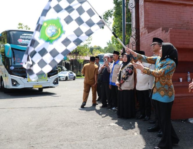 
					Sebanyak 1.239 CJH Sidoarjo Diberangkatkan, Wabup Mimik Tekankan Fokus Ibadah dan Kesehatan