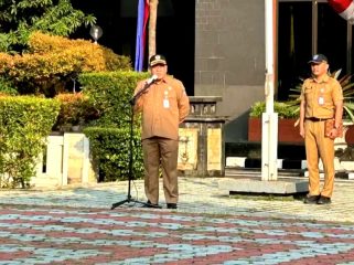 Sekda Kota Depok,  Mangguluang Mansur pimpin apel pagi ASN di Lapangan Balai Kota Depok.