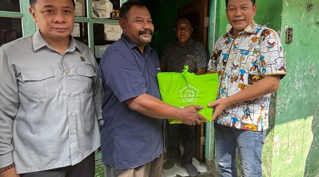 Bupati Subandi Sidak RTLH dan Salurkan Kursi Roda di Wonoayu, Tegaskan Pemkab Harus Hadir untuk Warga Rentan