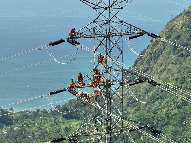 
					Tanpa Padam, PLN UPT Cilegon Berhasil Laksanakan Penggantian Isolator SUTT Pratu–Bayah