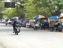 Pedagang kaki limah di jalan kencong