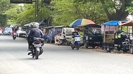 Pedagang kaki limah di jalan kencong
