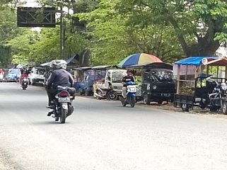 Pedagang kaki limah di jalan kencong