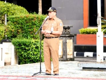 Sekda Kota Depok, Mangnguluang Mansur menjadi pembina apel ASN Depok. (dok.Humas Pemkot Depok).