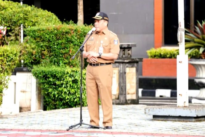 
					Sekda Kota Depok, Mangnguluang Mansur menjadi pembina apel ASN Depok. (dok.Humas Pemkot Depok).