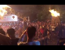 Api Tradisi Menyala di Tengah Hujan, Budaya Perang Obor Jepara Kembali Hipnotis Ribuan Warga