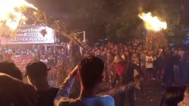 Api Tradisi Menyala di Tengah Hujan, Budaya Perang Obor Jepara Kembali Hipnotis Ribuan Warga