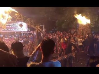 Api Tradisi Menyala di Tengah Hujan, Budaya Perang Obor Jepara Kembali Hipnotis Ribuan Warga