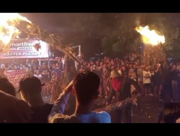 Api Tradisi Menyala di Tengah Hujan, Budaya Perang Obor Jepara Kembali Hipnotis Ribuan Warga