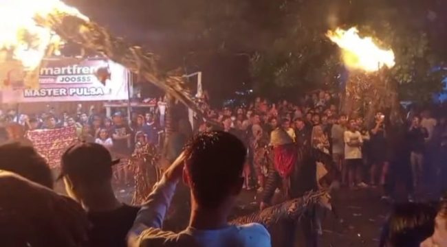 Api Tradisi Menyala di Tengah Hujan, Budaya Perang Obor Jepara Kembali Hipnotis Ribuan Warga