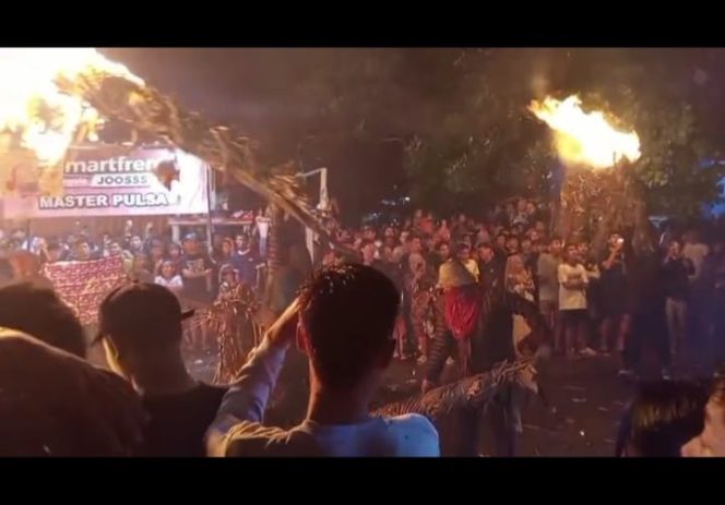 
					Api Tradisi Menyala di Tengah Hujan, Budaya Perang Obor Jepara Kembali Hipnotis Ribuan Warga