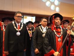 Foto: Pimpinan Universitas Pertamina bersama Presiden  Direktur Pertamina Foundation Agus Mashud S. Asngari dan Direktur Penunjang Bisnis PT Pertamina (Persero) M.Erry Sugiharto dalam acara Wisuda ke-XIV Universitas Pertamina, di Gedung Sasana Kriya TMII, Senin (25/5/2026).