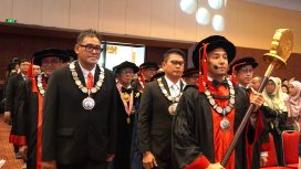 Foto: Pimpinan Universitas Pertamina bersama Presiden  Direktur Pertamina Foundation Agus Mashud S. Asngari dan Direktur Penunjang Bisnis PT Pertamina (Persero) M.Erry Sugiharto dalam acara Wisuda ke-XIV Universitas Pertamina, di Gedung Sasana Kriya TMII, Senin (25/5/2026).