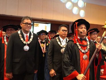 Foto: Pimpinan Universitas Pertamina bersama Presiden  Direktur Pertamina Foundation Agus Mashud S. Asngari dan Direktur Penunjang Bisnis PT Pertamina (Persero) M.Erry Sugiharto dalam acara Wisuda ke-XIV Universitas Pertamina, di Gedung Sasana Kriya TMII, Senin (25/5/2026).