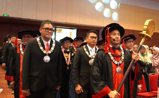 
					Foto: Pimpinan Universitas Pertamina bersama Presiden  Direktur Pertamina Foundation Agus Mashud S. Asngari dan Direktur Penunjang Bisnis PT Pertamina (Persero) M.Erry Sugiharto dalam acara Wisuda ke-XIV Universitas Pertamina, di Gedung Sasana Kriya TMII, Senin (25/5/2026).