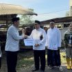 Serah terima sapi kurban banpres Prabowo Subianto dari Kepala DKP3 Kota Depok, Dadan Rustandi kepada Ketua DKM An-Nasul Hadi Sawangan, Amat Sairan di RPH Kota Depok.