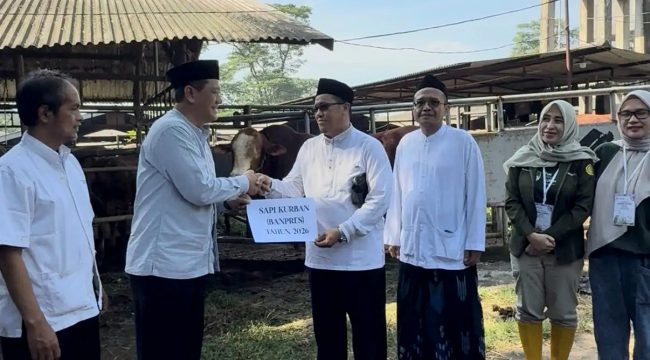 Serah terima sapi kurban banpres Prabowo Subianto dari Kepala DKP3 Kota Depok, Dadan Rustandi kepada Ketua DKM An-Nasul Hadi Sawangan, Amat Sairan di RPH Kota Depok.