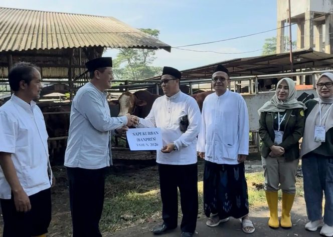 
					Serah terima sapi kurban banpres Prabowo Subianto dari Kepala DKP3 Kota Depok, Dadan Rustandi kepada Ketua DKM An-Nasul Hadi Sawangan, Amat Sairan di RPH Kota Depok.