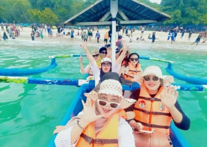 
					Sukses Dongkrak Ekonomi Warga, Kebijakan Satu Tiket Pantai Watu Ulo dan Papuma Banjir Pujian