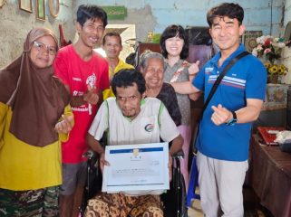 Foto Bersama Mr. Park Man Hoo, yang didampingi oleh sang istri, Maria, serta jajaran staf YGP