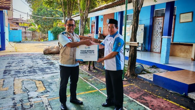 
					Semangat Berbagi Iduladha, Srikandi PLN UIT JBB Turun Langsung Tebar Daging untuk Masyarakat